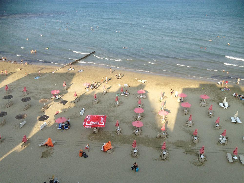 Mackenzie Beach Hotel Larnaca Buitenkant foto