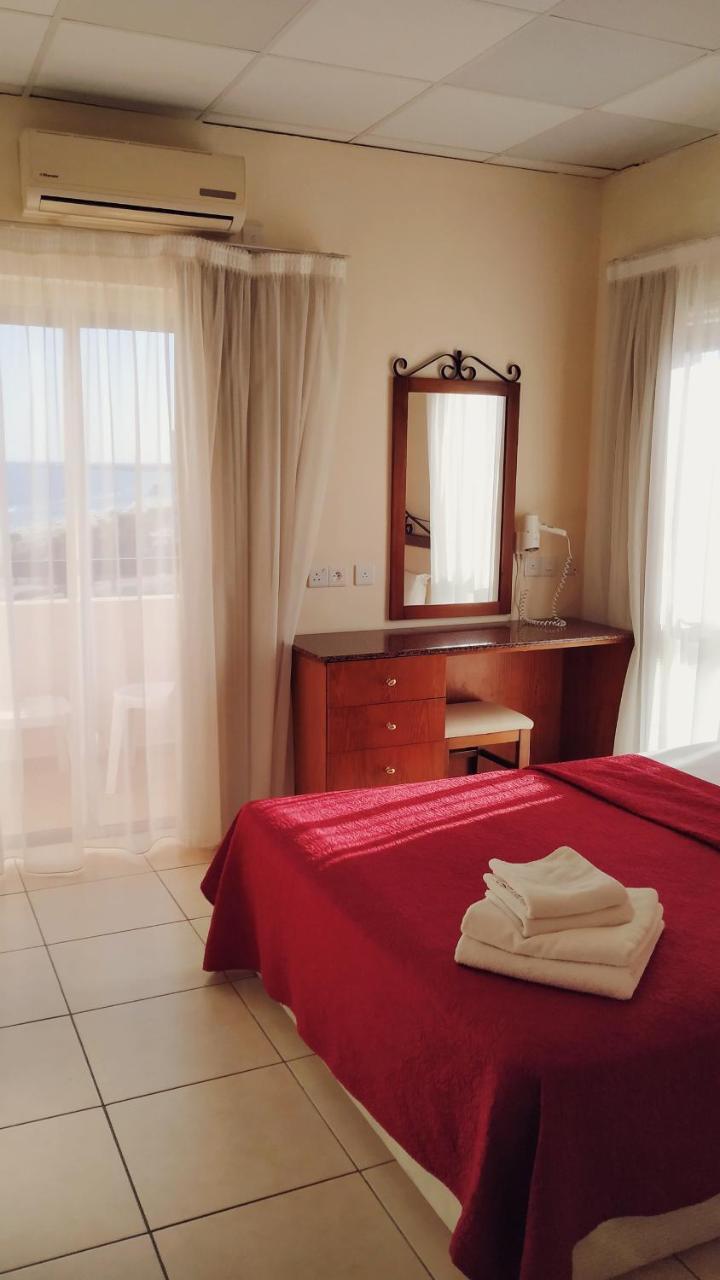 Mackenzie Beach Hotel Larnaca Buitenkant foto