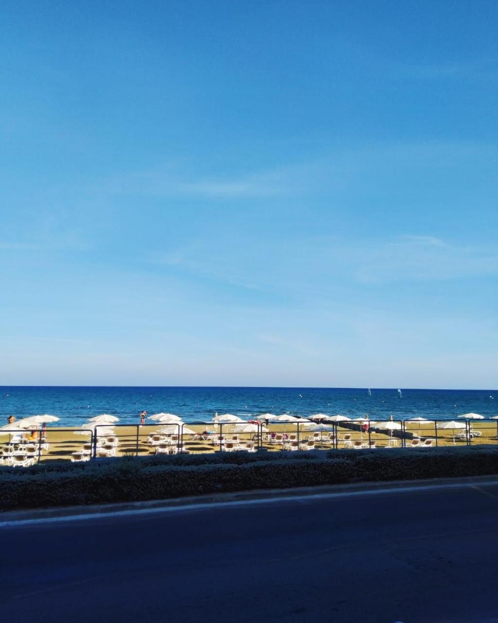 Mackenzie Beach Hotel Larnaca Buitenkant foto