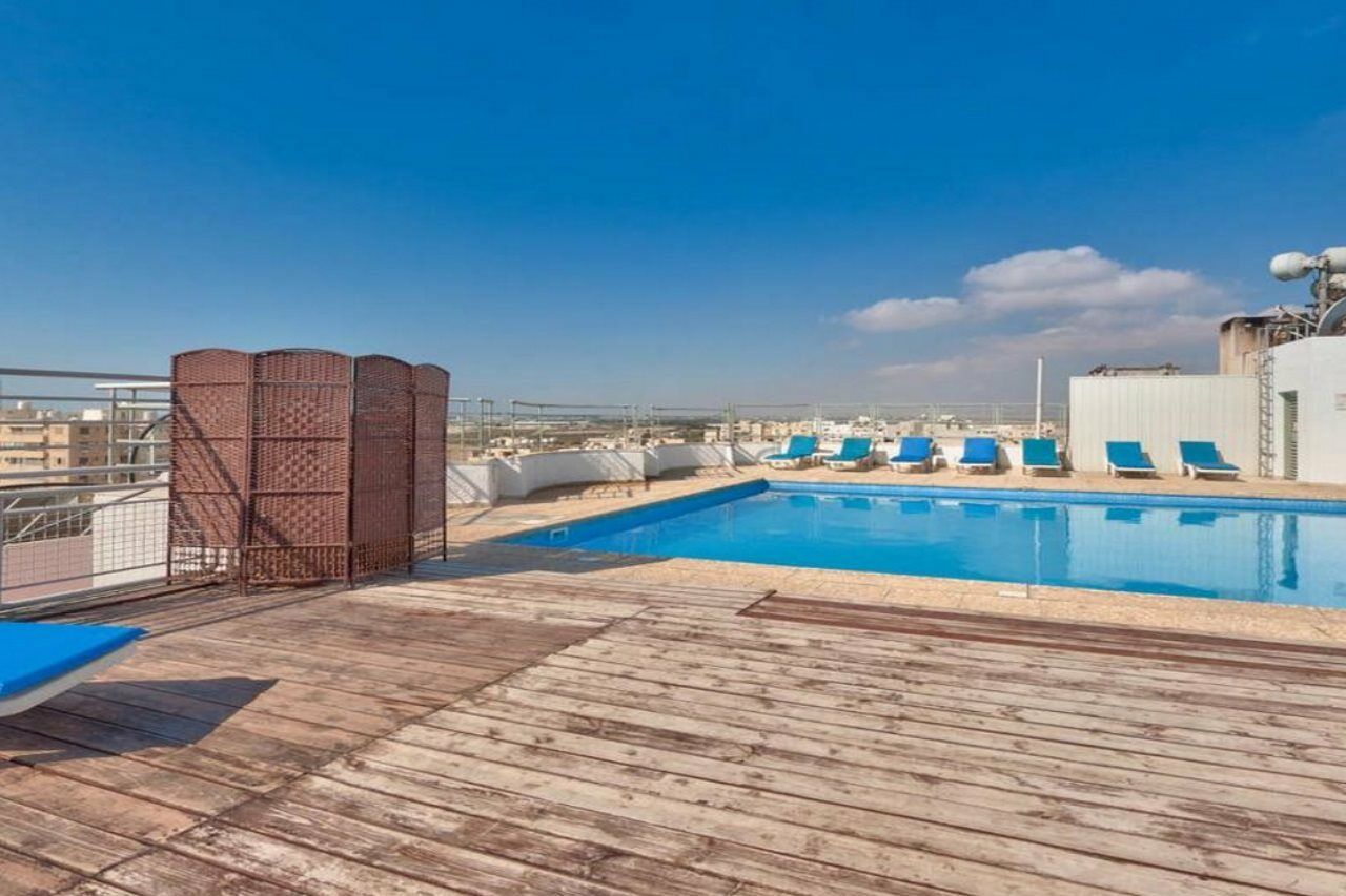 Mackenzie Beach Hotel Larnaca Buitenkant foto